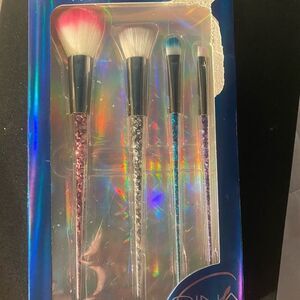⭐️NWT 4 COUNT MAKE UP BRUSHES​​